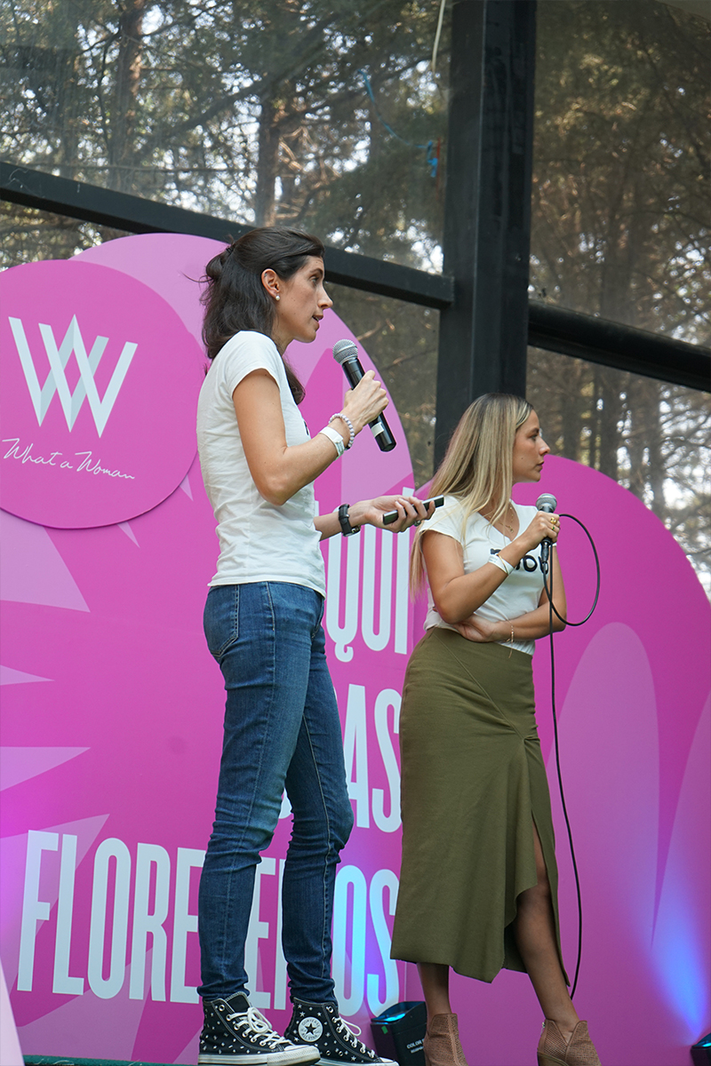 Conversación durante el evento What a Woman